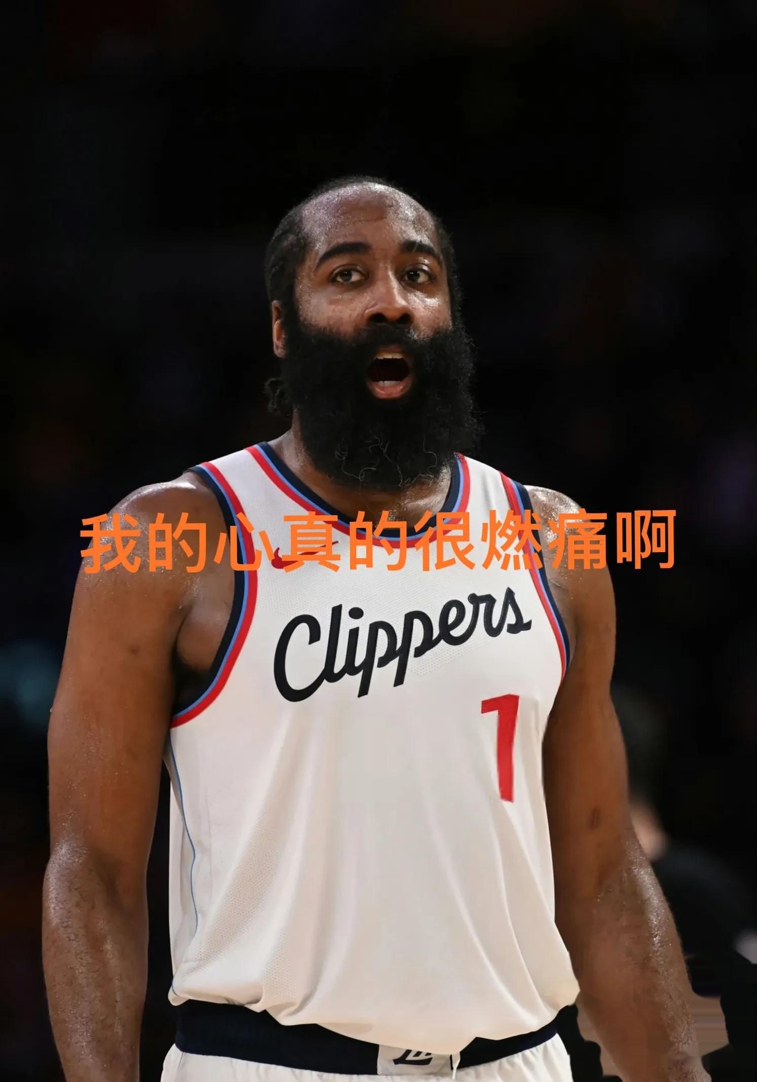 詹姆斯一次失误导致丢分，哈登主帅愤怒砸战术本！